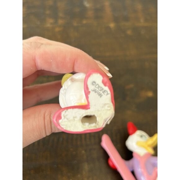 Disney Daisy Duck Figurines Glass Enesco Mickey & Co Holiday Ski Pink Bow Donald - Picture 10 of 12